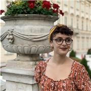 Laureanda Canto presso conservatorio impartisce lezioni di canto, pianoforte e musica